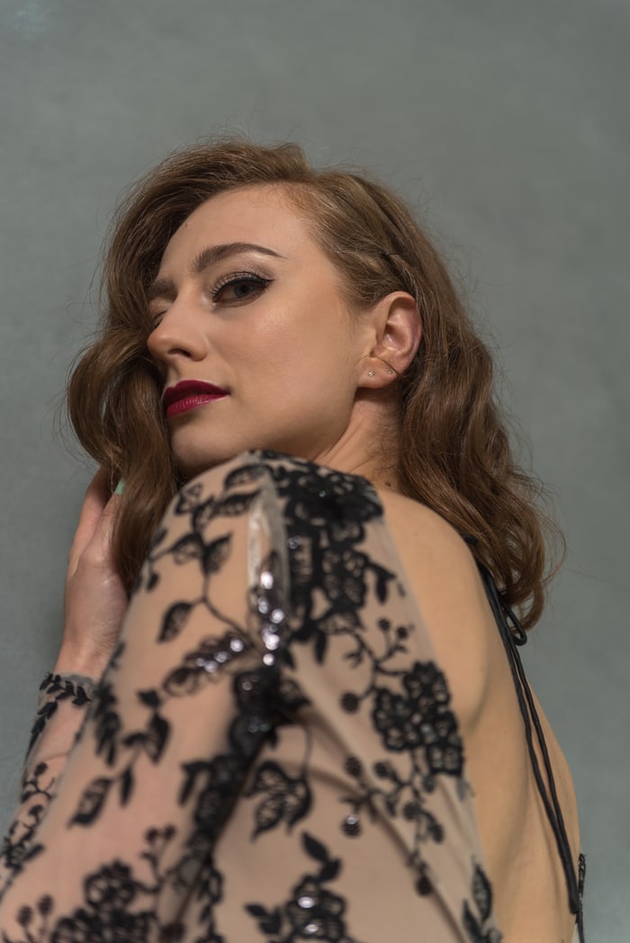 Editorial-Make-up mit Spitzenkleid