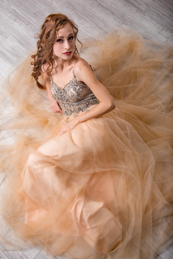 Glamour-Make-up im Tüllkleid